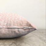 - Sonil-K-7963-Gorsel3 - Realhomes Pastel Zeminli Geometrik Desenli Dijital Baskılı Modern Raşel Kadife Yastık Kırlent Kılıfı Realhomes