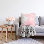 - Sonil-K-7968-Gorsel2 - Realhomes Pastel Zeminli Geometrik Desenli Dijital Baskılı Modern Raşel Kadife Yastık Kırlent Kılıfı Realhomes