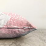 - Sonil-K-7968-Gorsel3 - Realhomes Pastel Zeminli Geometrik Desenli Dijital Baskılı Modern Raşel Kadife Yastık Kırlent Kılıfı Realhomes