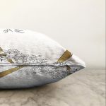Beyaz Zemin Üzerinde Gold Detaylı Gül Motifli Dijital Baskılı Modern Raşel Kadife Yastık Kılıfı Realhomes