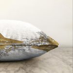 - Sonil-K-7972-Gorsel3 - Realhomes Gold Zemin Üzerinde Beyaz Gül Motifli Dijital Baskılı Modern Raşel Kadife Yastık Kırlent Kılıfı Realhomes