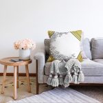 Gold Zemin Üzerinde Beyaz Gül Motifli Dijital Baskılı Modern Raşel Kadife Yastık Kırlent Kılıfı Realhomes