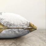 Gold Zemin Üzerinde Beyaz Gül Motifli Dijital Baskılı Modern Raşel Kadife Yastık Kırlent Kılıfı Realhomes