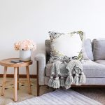 Beyaz Zemin Üzerinde Gold Detaylı Gül Motifli Dijital Baskılı Modern Raşel Kadife Yastık Kılıfı Realhomes