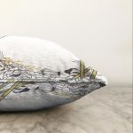 Beyaz Zemin Üzerinde Gold Detaylı Gül Motifli Dijital Baskılı Modern Raşel Kadife Yastık Kılıfı Realhomes