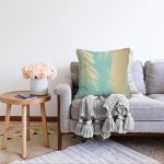 Pastel Zemin Üzerinde Gold Detaylı Yaprak Desenli Modern Raşel Kadife Yastık Kırlent Kılıfı Realhomes