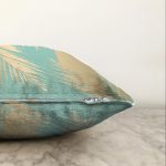 Pastel Zemin Üzerinde Gold Detaylı Yaprak Desenli Modern Raşel Kadife Yastık Kırlent Kılıfı Realhomes