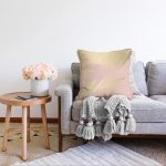 Pastel Zemin Üzerinde Gold Detaylı Yaprak Desenli Modern Raşel Kadife Yastık Kırlent Kılıfı Realhomes