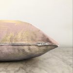 Pastel Zemin Üzerinde Gold Detaylı Yaprak Desenli Modern Raşel Kadife Yastık Kırlent Kılıfı Realhomes