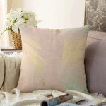 - Sonil-K-7978-Gorsel1 - Realhomes Pastel Zemin Üzerinde Gold Detaylı Yaprak Desenli Modern Raşel Kadife Yastık Kırlent Kılıfı Realhomes