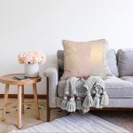 - Sonil-K-7978-Gorsel2 - Realhomes Pastel Zemin Üzerinde Gold Detaylı Yaprak Desenli Modern Raşel Kadife Yastık Kırlent Kılıfı Realhomes