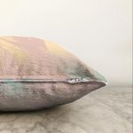 - Sonil-K-7978-Gorsel3 - Realhomes Pastel Zemin Üzerinde Gold Detaylı Yaprak Desenli Modern Raşel Kadife Yastık Kırlent Kılıfı Realhomes