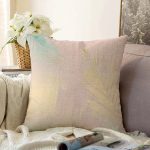 - Sonil-K-7979-Gorsel1 - Realhomes  Pastel Zemin Üzerinde Gold Detaylı Yaprak Desenli Modern Raşel Kadife Yastık Kırlent Kılıfı Realhomes