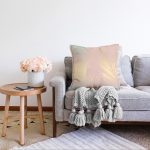 - Sonil-K-7979-Gorsel2 - Realhomes  Pastel Zemin Üzerinde Gold Detaylı Yaprak Desenli Modern Raşel Kadife Yastık Kırlent Kılıfı Realhomes