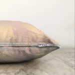 - Sonil-K-7979-Gorsel3 - Realhomes  Pastel Zemin Üzerinde Gold Detaylı Yaprak Desenli Modern Raşel Kadife Yastık Kırlent Kılıfı Realhomes