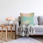 Pastel Zemin Üzerinde Gold Detaylı Yaprak Desenli Modern Raşel Kadife Yastık Kırlent Kılıfı Realhomes