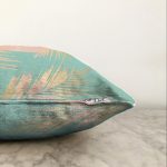 Pastel Zemin Üzerinde Gold Detaylı Yaprak Desenli Modern Raşel Kadife Yastık Kırlent Kılıfı Realhomes