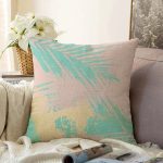 - Sonil-K-7981-Gorsel1 - Realhomes  Pastel Zemin Üzerinde Gold Detaylı Yaprak Desenli Modern Raşel Kadife Yastık Kırlent Kılıfı Realhomes