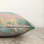 - Sonil-K-7981-Gorsel3 - Realhomes  Pastel Zemin Üzerinde Gold Detaylı Yaprak Desenli Modern Raşel Kadife Yastık Kırlent Kılıfı Realhomes