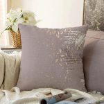 - Sonil-K-7983-Gorsel1 - Realhomes  Pastel Zemin Üzerinde Gold Detaylı Yaprak Desenli Modern Raşel Kadife Yastık Kırlent Kılıfı Realhomes