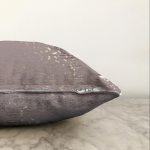 - Sonil-K-7983-Gorsel3 - Realhomes  Pastel Zemin Üzerinde Gold Detaylı Yaprak Desenli Modern Raşel Kadife Yastık Kırlent Kılıfı Realhomes