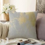 - Sonil-K-7984-Gorsel1 - Realhomes  Pastel Zemin Geometrik Desenli Gold Detaylı Dijital Baskılı Modern Raşel Kadife Kırlent Kılıfı Realhomes