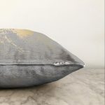 - Sonil-K-7984-Gorsel3 - Realhomes  Pastel Zemin Geometrik Desenli Gold Detaylı Dijital Baskılı Modern Raşel Kadife Kırlent Kılıfı Realhomes