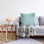 - Sonil-K-7985-Gorsel2 - Realhomes Pastel Zemin Üzerinde Yaprak Desenli Dijital Baskılı Modern Raşel Kadife Yastık Kırlent Kılıfı Realhomes