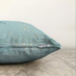 - Sonil-K-7985-Gorsel3 - Realhomes Pastel Zemin Üzerinde Yaprak Desenli Dijital Baskılı Modern Raşel Kadife Yastık Kırlent Kılıfı Realhomes