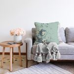 - Sonil-K-7986-Gorsel2 - Realhomes  Pastel Zemin Üzerinde Gold Detaylı Yaprak Desenli Modern Raşel Kadife Yastık Kırlent Kılıfı Realhomes