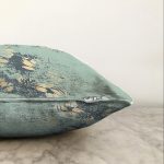 - Sonil-K-7986-Gorsel3 - Realhomes  Pastel Zemin Üzerinde Gold Detaylı Yaprak Desenli Modern Raşel Kadife Yastık Kırlent Kılıfı Realhomes