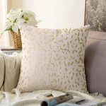 Pastel Zemin Üzerinde Gold Detaylı Geometrik Desenli Raşel Kadife Yastık Kırlent Kılıfı Realhomes