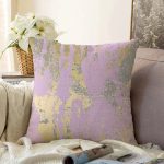 - Sonil-K-7988-Gorsel1 - Realhomes  Pastel Zemin Üzerinde Gold Detaylı Geometrik Desenli Raşel Kadife Yastık Kırlent Kılıfı Realhomes