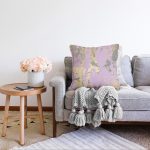 - Sonil-K-7988-Gorsel2 - Realhomes  Pastel Zemin Üzerinde Gold Detaylı Geometrik Desenli Raşel Kadife Yastık Kırlent Kılıfı Realhomes