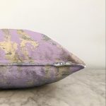 - Sonil-K-7988-Gorsel3 - Realhomes  Pastel Zemin Üzerinde Gold Detaylı Geometrik Desenli Raşel Kadife Yastık Kırlent Kılıfı Realhomes