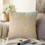 - Sonil-K-7989-Gorsel1 - Realhomes  Pastel Zemin Üzerinde Gold Detaylı Geometrik Desenli Raşel Kadife Yastık Kırlent Kılıfı Realhomes