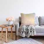 - Sonil-K-7989-Gorsel2 - Realhomes  Pastel Zemin Üzerinde Gold Detaylı Geometrik Desenli Raşel Kadife Yastık Kırlent Kılıfı Realhomes