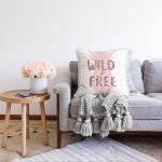 - Sonil-K-7991-Gorsel2 - Realhomes Beyaz Zemin Üzerinde Pastel Renkli Ananas Desenli Modern Raşel Kadife Yastık Kırlent Kılıfı Realhomes