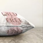 - Sonil-K-7991-Gorsel3 - Realhomes Beyaz Zemin Üzerinde Pastel Renkli Ananas Desenli Modern Raşel Kadife Yastık Kırlent Kılıfı Realhomes