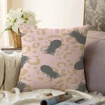 - Sonil-K-7992-Gorsel1 - Realhomes  Pastel Zemin Üzerinde Gold Detaylı Ananas Desenli Modern Raşel Kadife Yastık Kırlent Kılıfı Realhomes