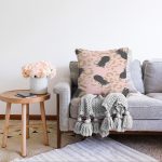 - Sonil-K-7992-Gorsel2 - Realhomes  Pastel Zemin Üzerinde Gold Detaylı Ananas Desenli Modern Raşel Kadife Yastık Kırlent Kılıfı Realhomes