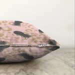 - Sonil-K-7992-Gorsel3 - Realhomes  Pastel Zemin Üzerinde Gold Detaylı Ananas Desenli Modern Raşel Kadife Yastık Kırlent Kılıfı Realhomes