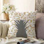 - Sonil-K-7993-Gorsel1 - Realhomes Beyaz Zemin Üzerinde Gold Detaylı Ananas Desenli Modern Raşel Kadife Yastık Kırlent Kılıfı Realhomes