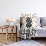 - Sonil-K-7993-Gorsel2 - Realhomes Beyaz Zemin Üzerinde Gold Detaylı Ananas Desenli Modern Raşel Kadife Yastık Kırlent Kılıfı Realhomes