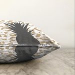 - Sonil-K-7993-Gorsel3 - Realhomes Beyaz Zemin Üzerinde Gold Detaylı Ananas Desenli Modern Raşel Kadife Yastık Kırlent Kılıfı Realhomes