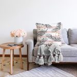 - Sonil-K-7995-Gorsel2 - Realhomes Beyaz Zemin Üzerinde Gold Detaylı Yaprak Desenli Modern Raşel Kadife Yastık Kırlent Kılıfı Realhomes