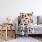 Pastel Zemin Üzerinde Gold Detaylı Geometrik Desenli Raşel Kadife Yastık Kırlent Kılıfı Realhomes