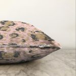 Pastel Zemin Üzerinde Gold Detaylı Geometrik Desenli Raşel Kadife Yastık Kırlent Kılıfı Realhomes