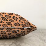 Pastel Zeminli Geometrik Desenli Dijital Baskılı Modern Raşel Kadife Yastık Kırlent Kılıfı Realhomes