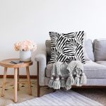 - Sonil-K-7998-Gorsel2 - Realhomes  Beyaz Zemin Üzerinde Soyut Siyah Renkli Yaprak Motifli Raşel Kadife Yastık Kırlent Kılıfı Realhomes